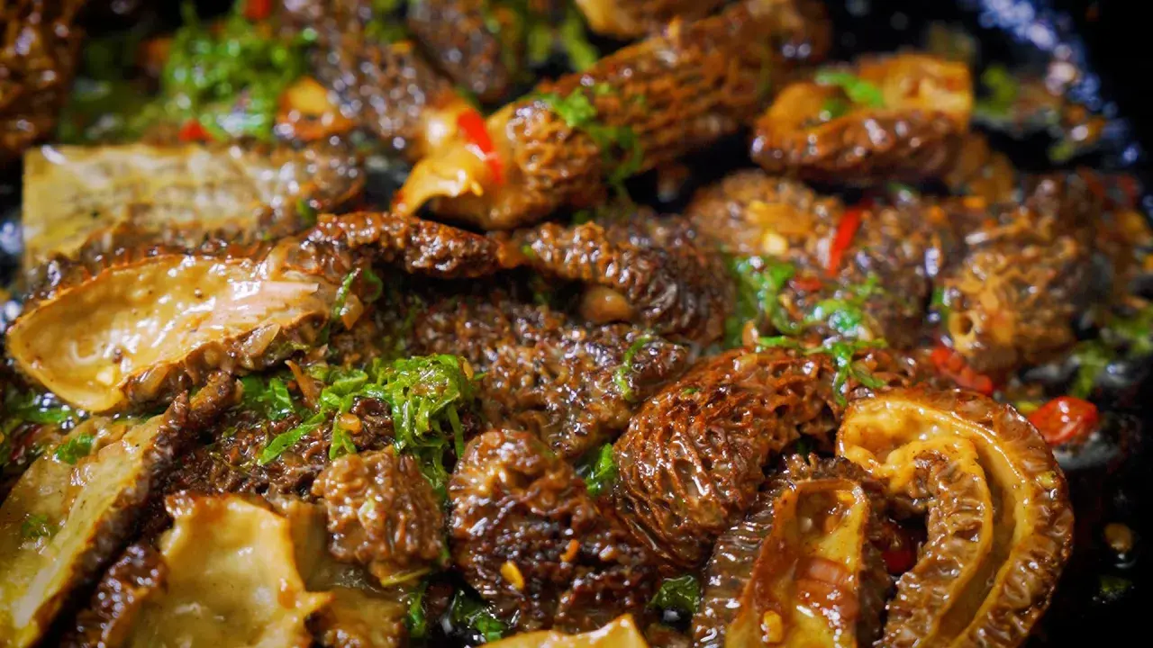 Sautéed morel mushrooms with herbs and chili, showcasing the best way to cook morel mushrooms for a delicious meal.